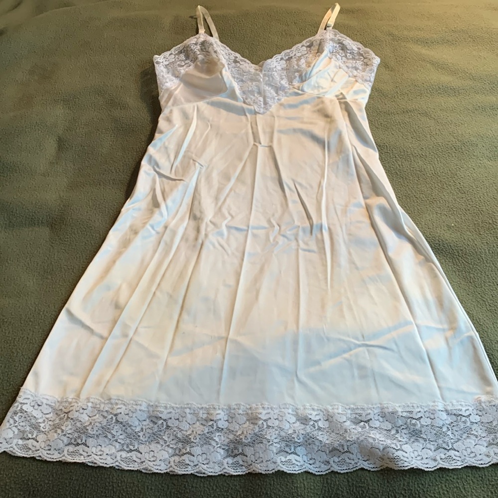 Dawn to Dusk white slip with adjustable straps and lace details. Size 34